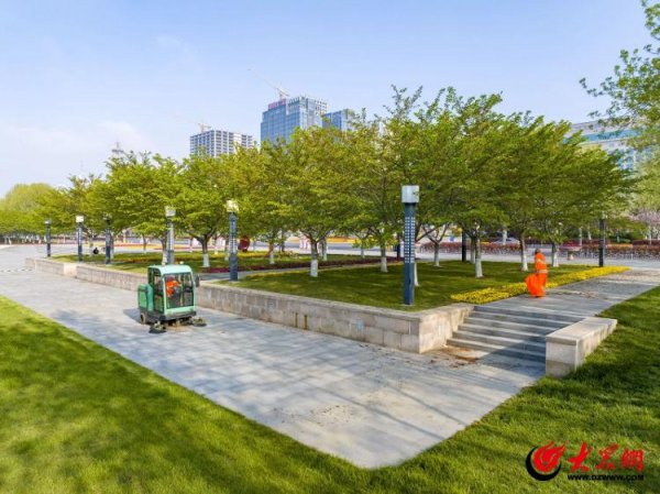 一点钱程 青岛西海岸公用事业集团市政管理有限公司精细养护中轴线广场 打造城市“氧吧”与市民乐园